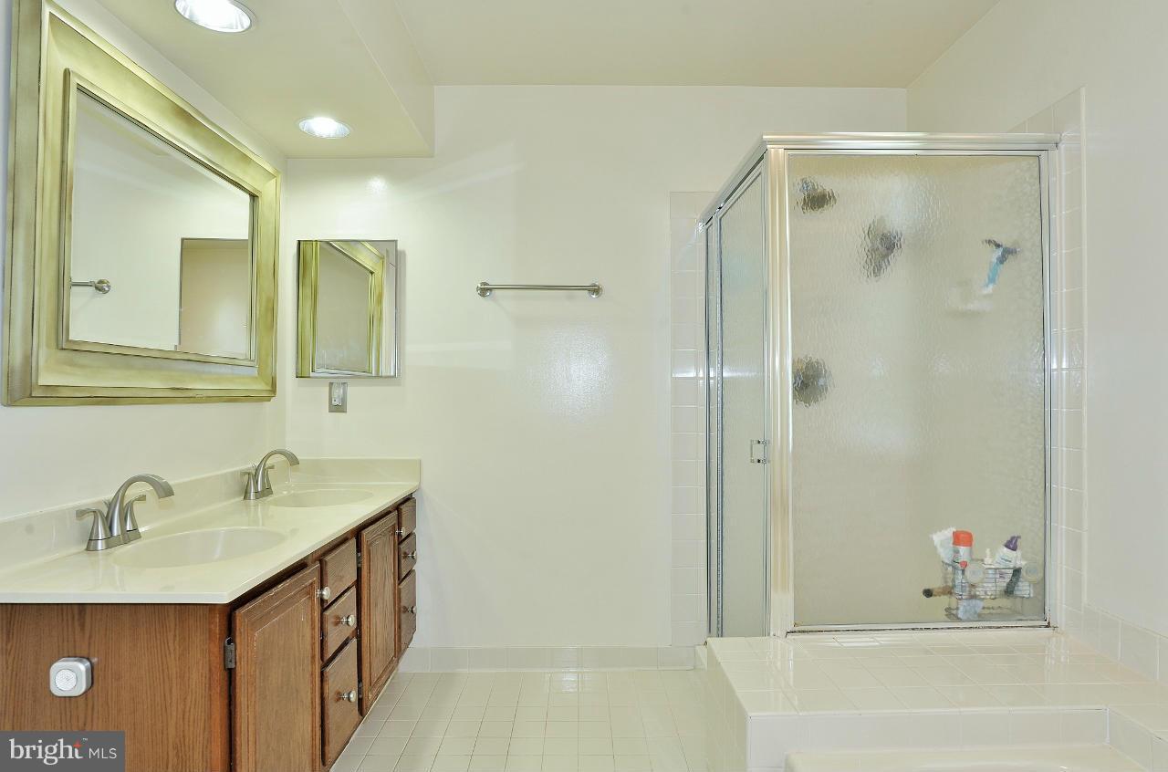 7509 Mullingar Court Springfield, VA 22153 - Photo 18 of 30 Owner's Bath