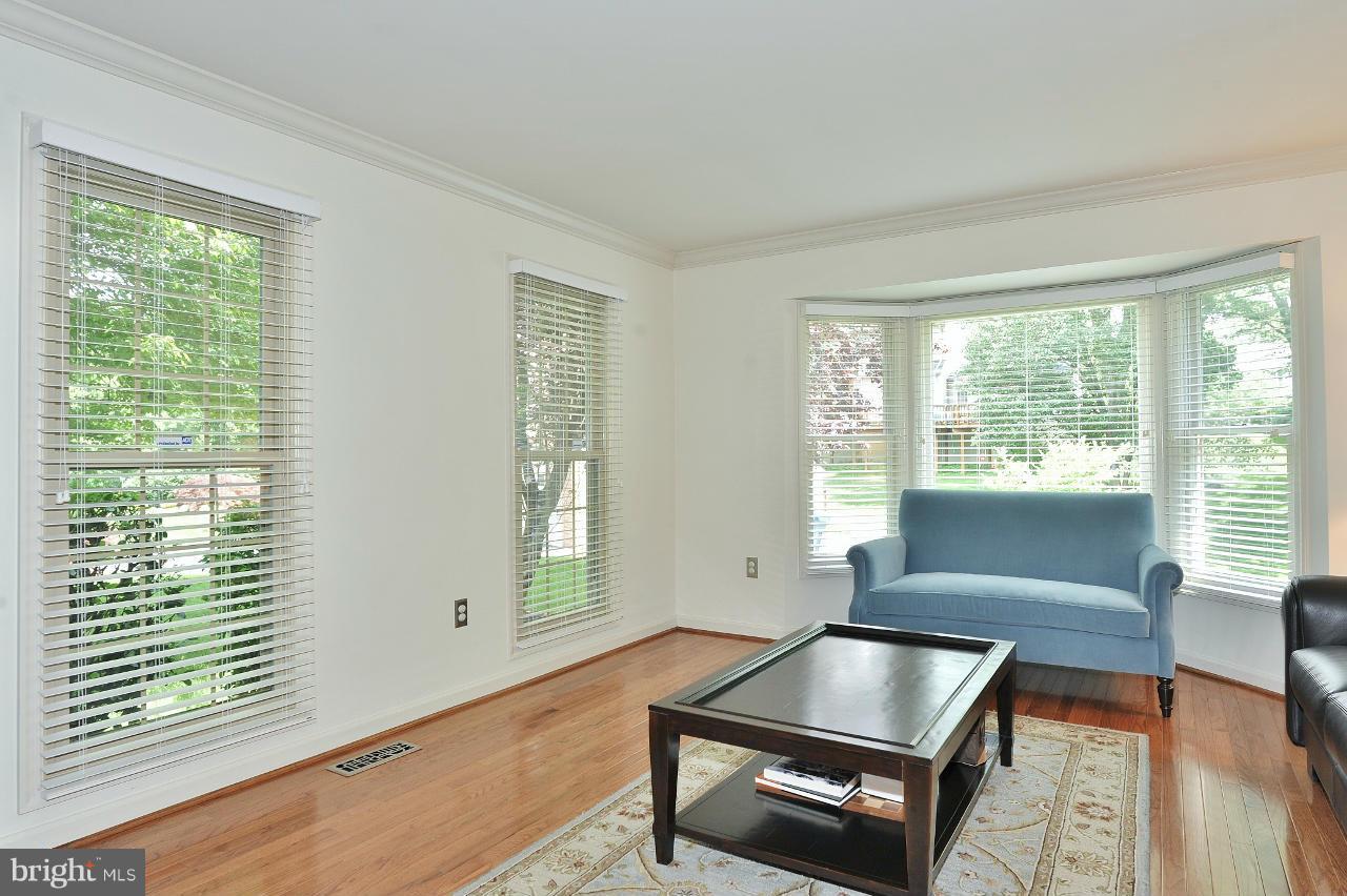 7509 Mullingar Court Springfield, VA 22153 - Photo 2 of 30 Living Room