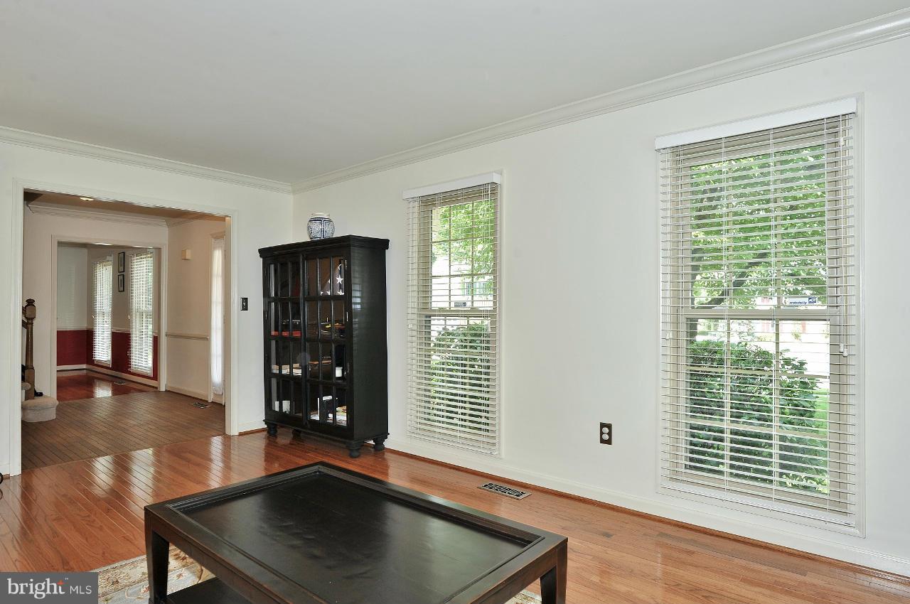 7509 Mullingar Court Springfield, VA 22153 - Photo 4 of 30 Living Room