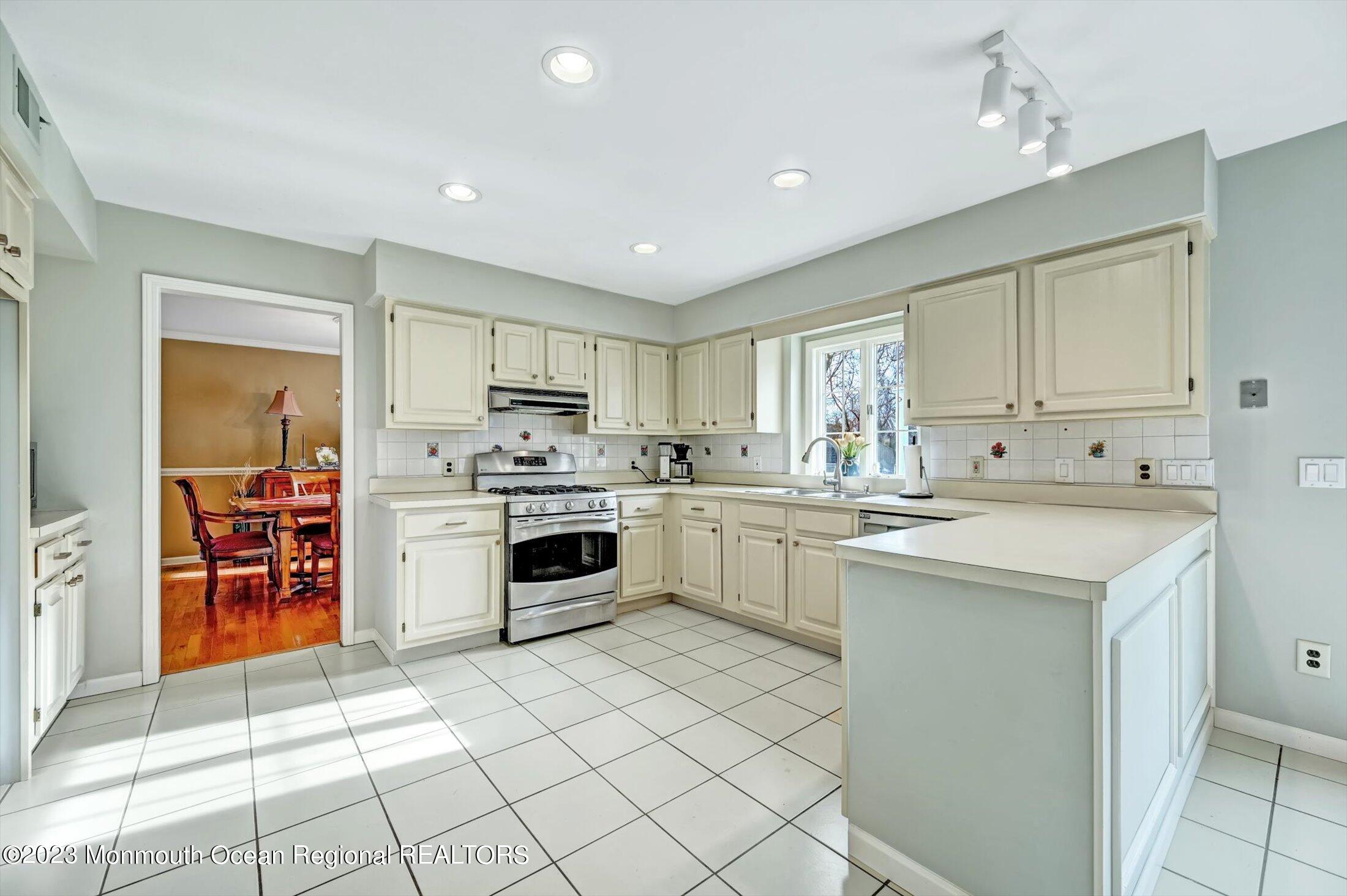 60 Dutch Lane Road Freehold, NJ 07728 - Photo 15 of 44 Eat In Kitchen