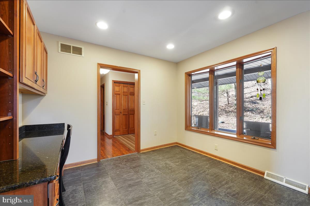 255 Brown Road Nottingham, PA 19362 - Photo 11 of 38 Built ins with granite