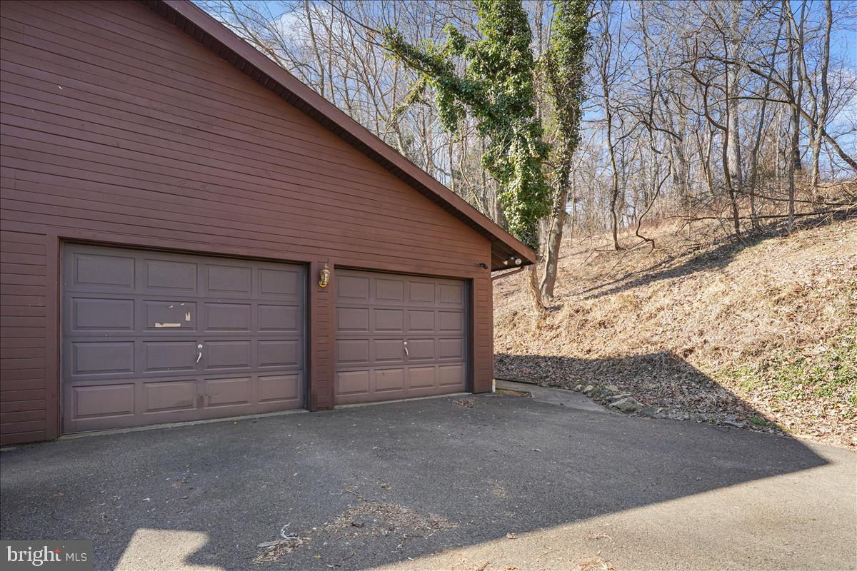 255 Brown Road Nottingham, PA 19362 - Photo 4 of 38 Side garage entrance