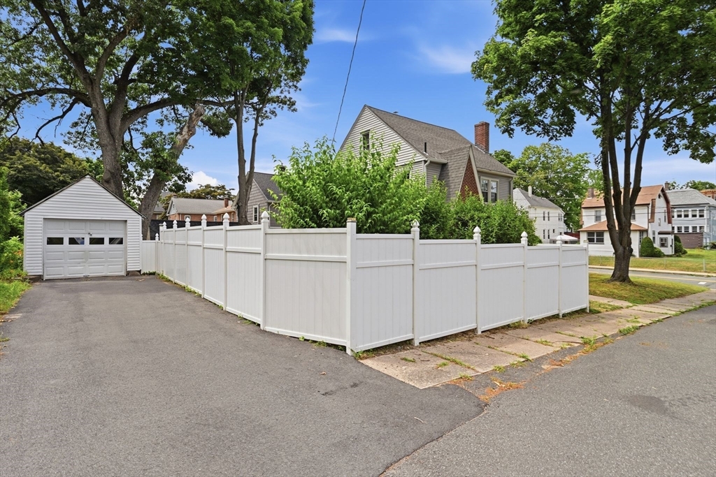3 Pinehurst Road Holyoke, MA 01040 - Photo 4 of 37