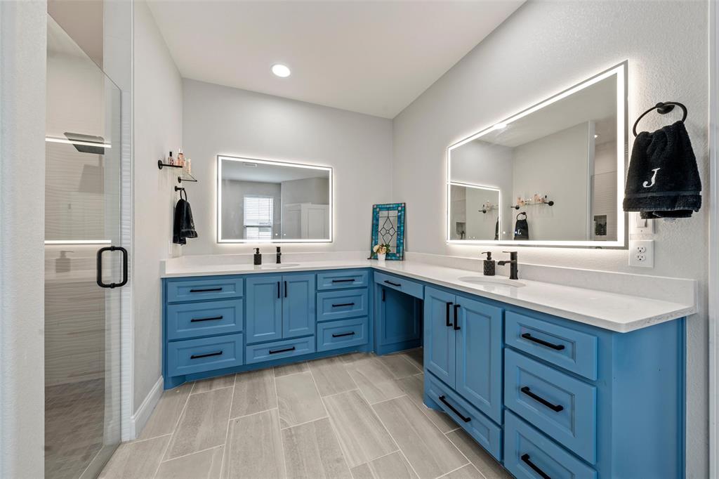 820 Forward Pass Drive Hewitt, TX 76643 - Photo 12 of 22 a spacious bathroom with a double vanity sink double and mirror