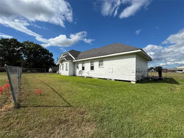 a front view of house with yard