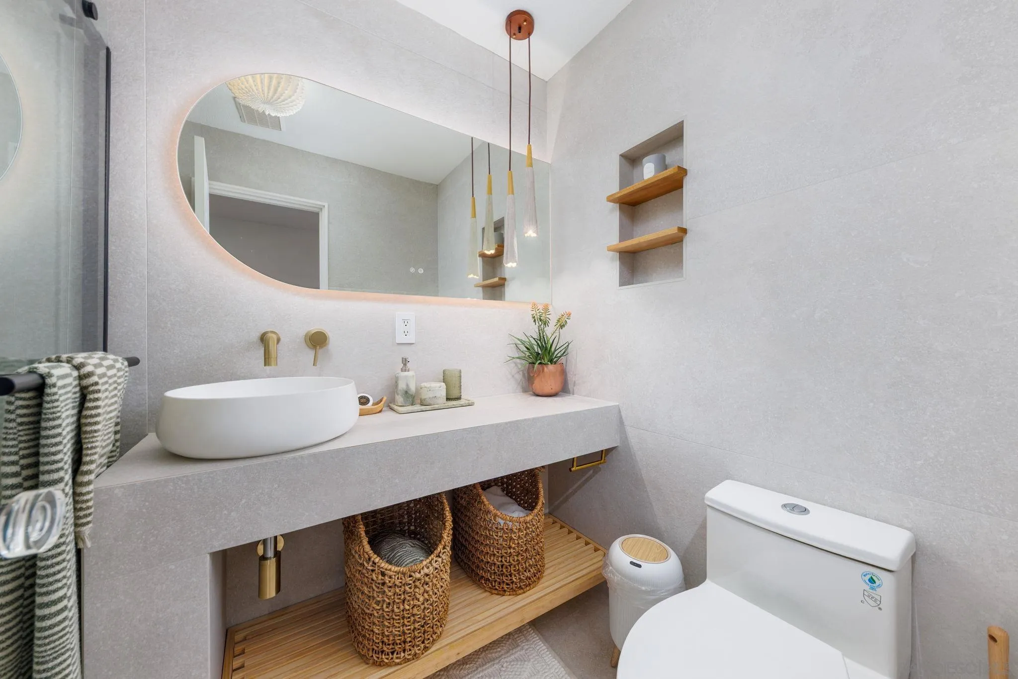 2421 Crooked Trail Road Chula Vista, CA 91914 - Photo 17 of 35 Bathroom