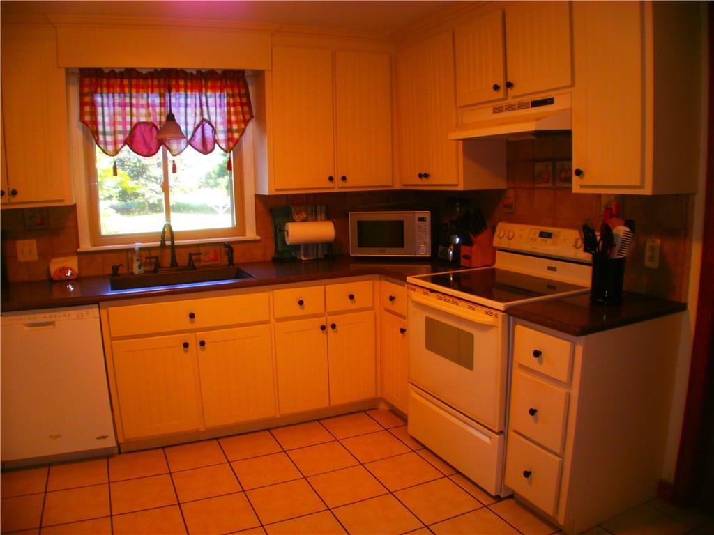 17 A Bellingham Road Blackstone, MA 01504 - Photo 5 of 20 Gallery Image 5