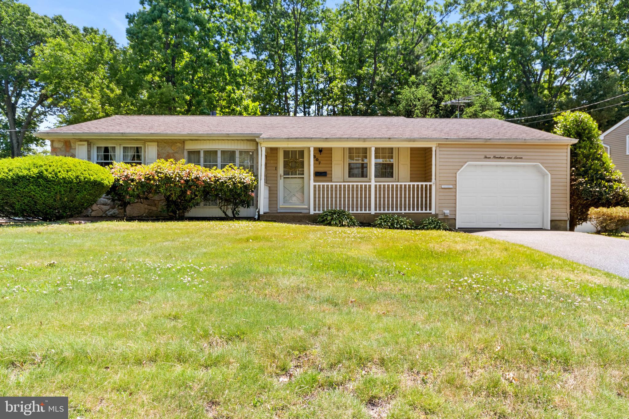 307 Georgetown Road Blackwood, NJ 08012 - Photo 2 of 32