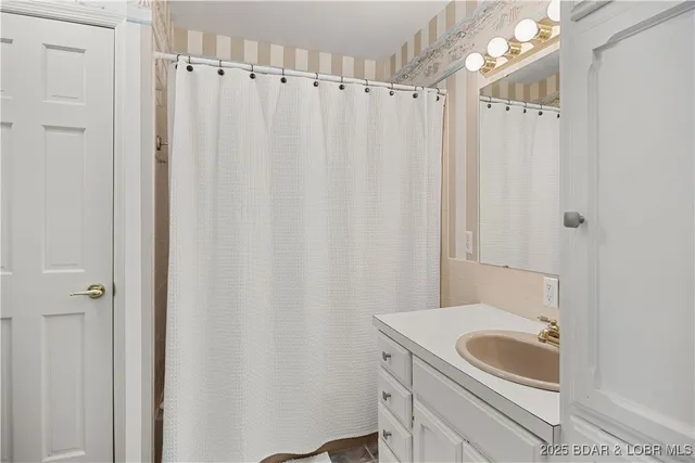 $939,000 | 180 Borders Drive, Lake Ozark, MO 65049