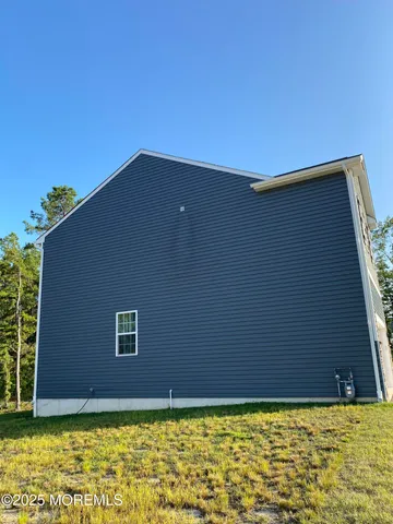 a view of front of a house with a yard