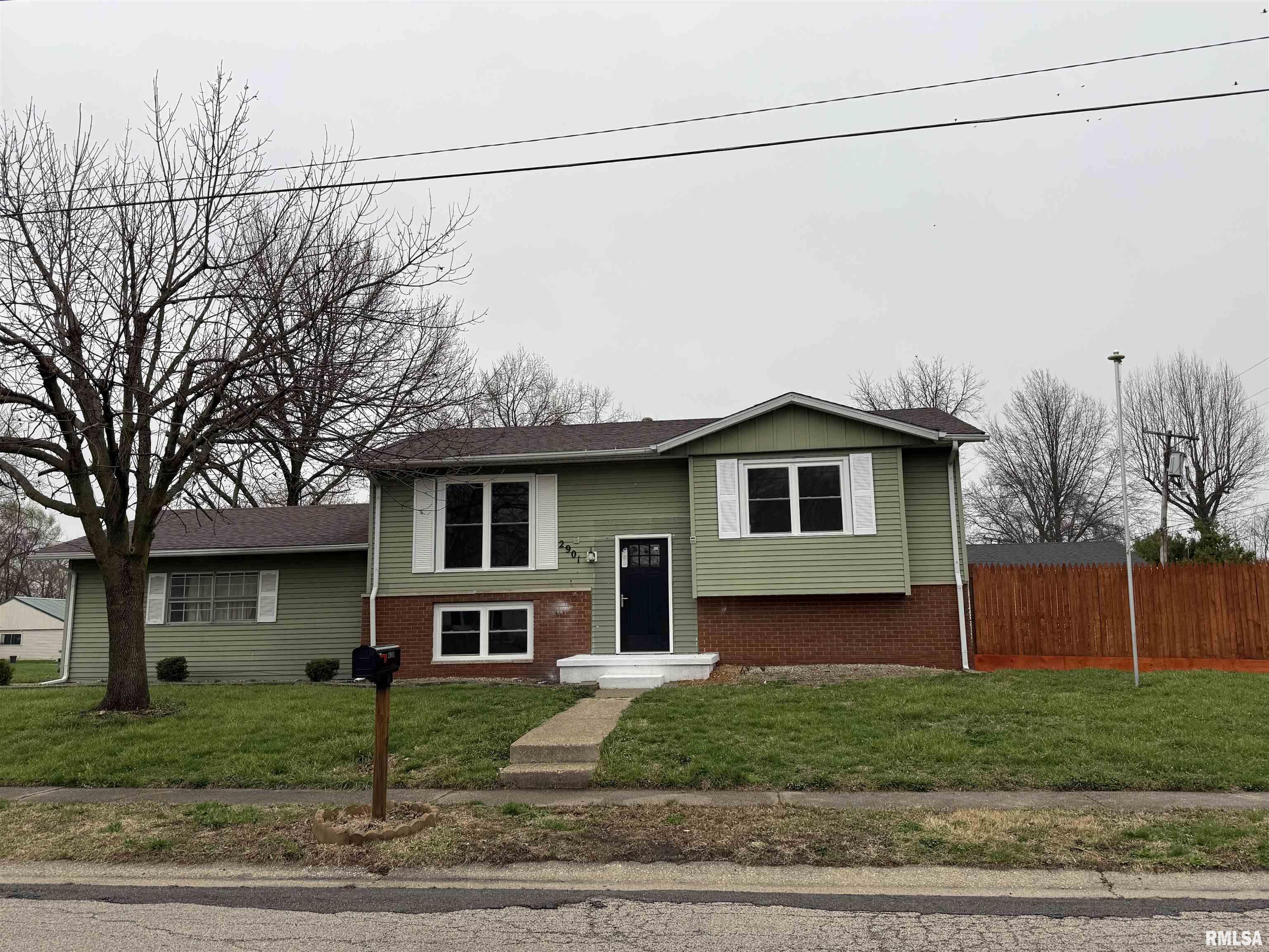 2901 Lyn Street Springfield, IL 62702 - Photo 2 of 24