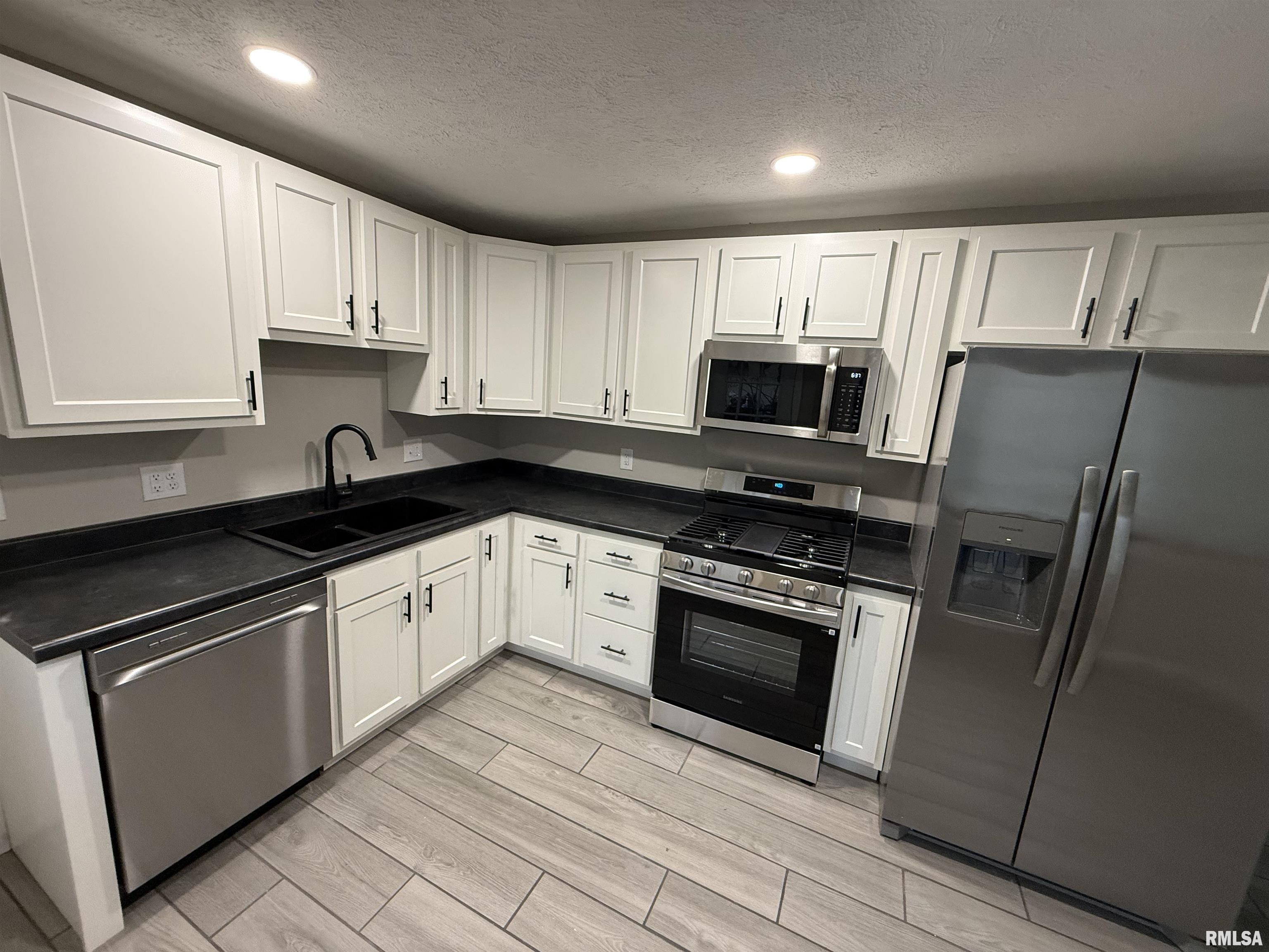 2901 Lyn Street Springfield, IL 62702 - Photo 3 of 24