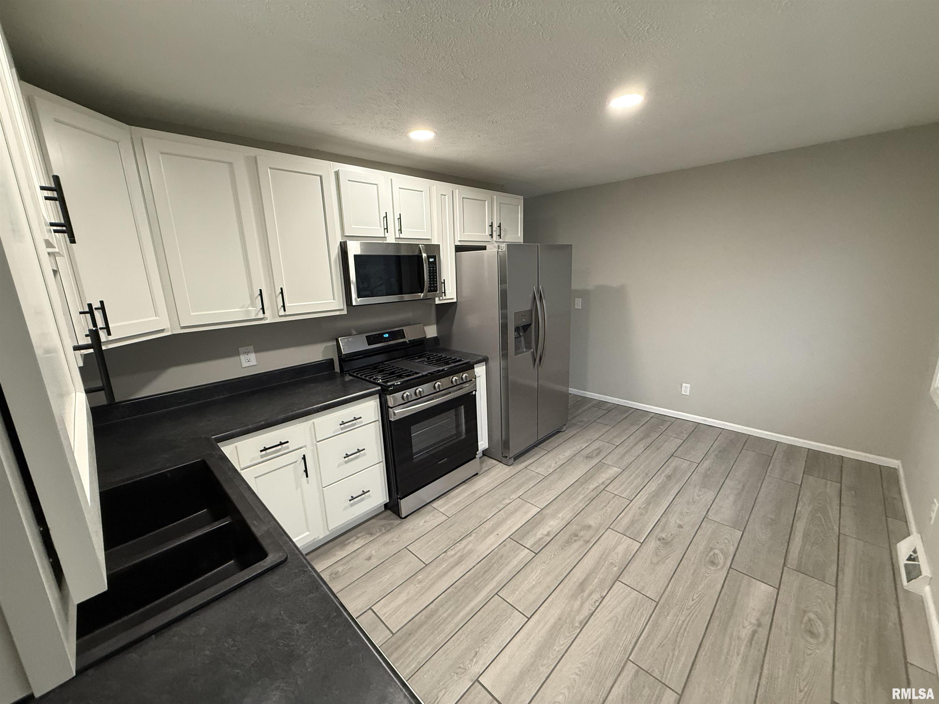 2901 Lyn Street Springfield, IL 62702 - Photo 5 of 24