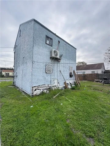 a view of a back yard of the house