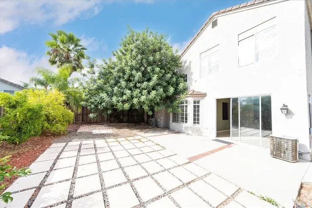 a view of a house with backyard