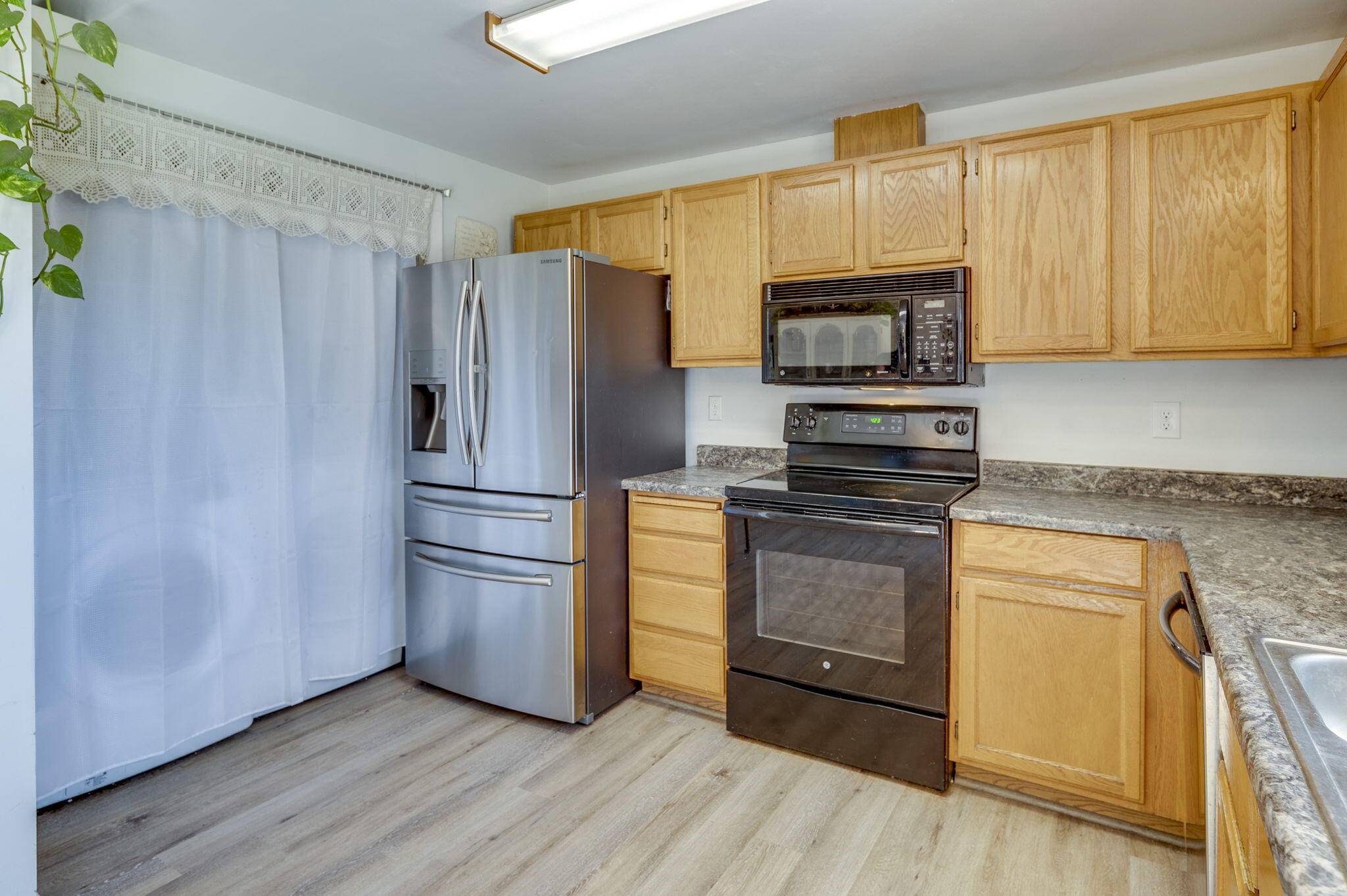 1935 Southwest 33rd Street Redmond, OR 97756 - Photo 7 of 31 Interior 6