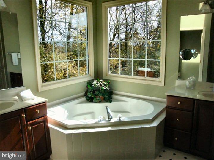 934 Spring Hill Road Riegelsville, PA 18077 - Photo 6 of 9