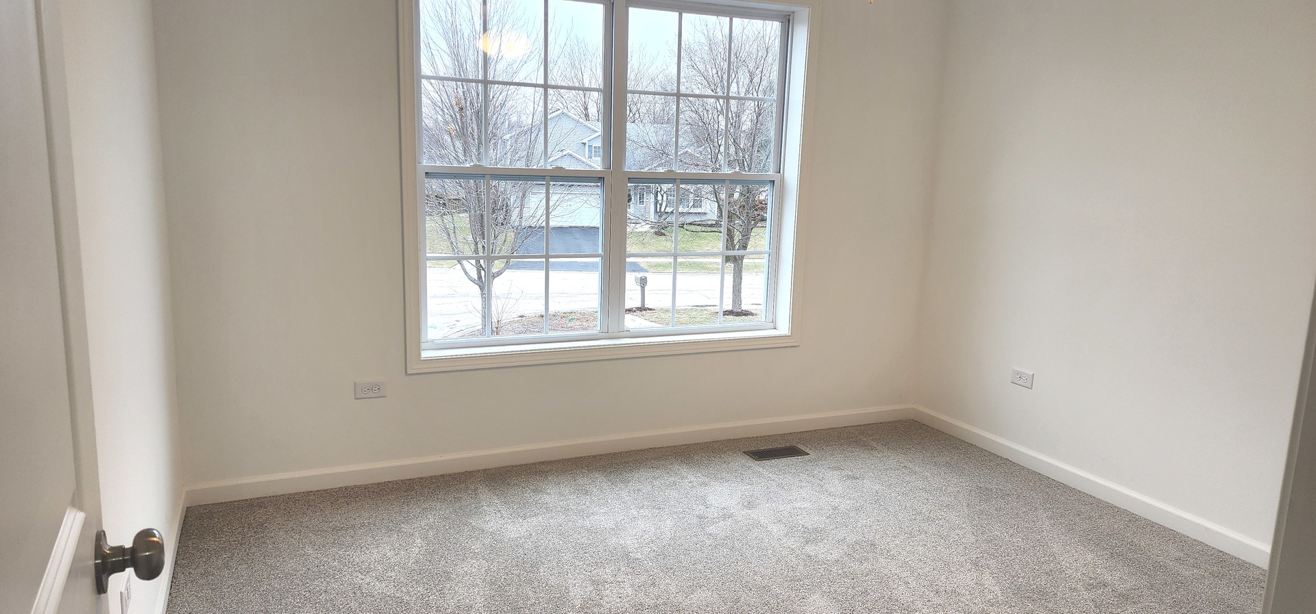 25624 Fieldstone Court Channahon, IL 60410 - Photo 10 of 15 an empty room with a window