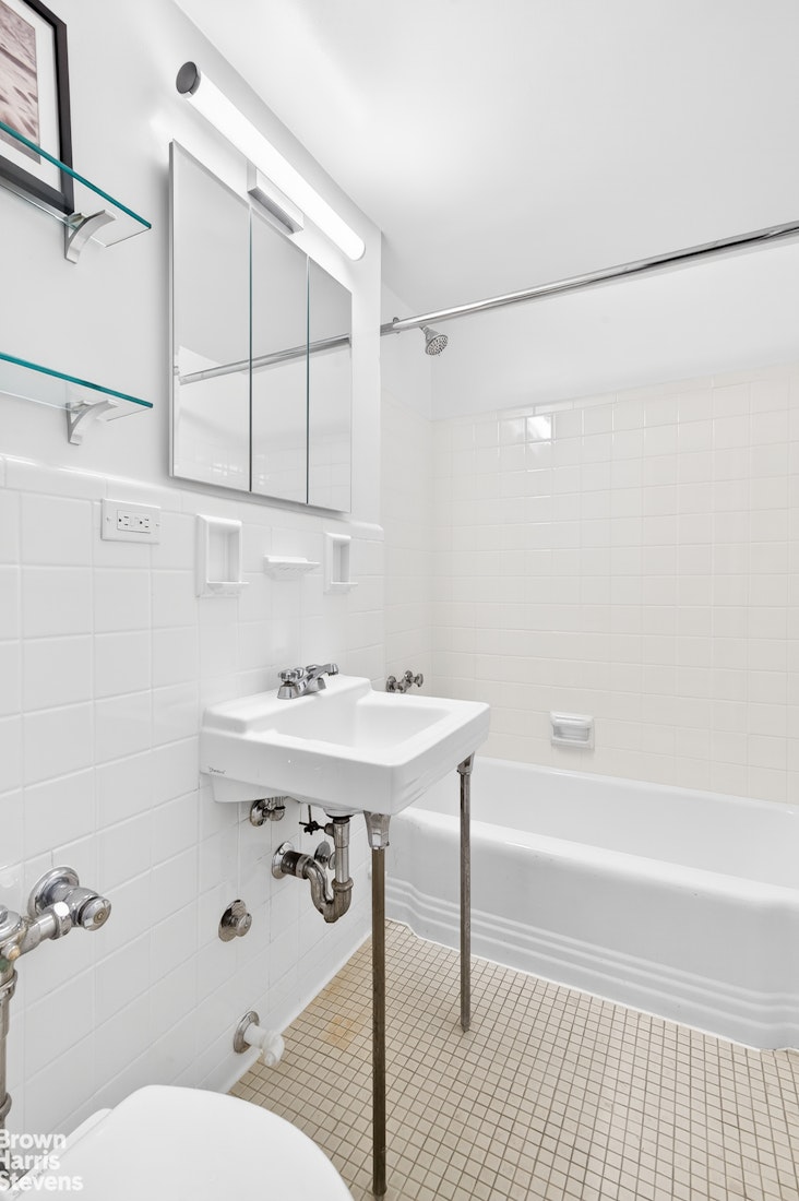 315 East 69th Street, Unit 6L Manhattan, NY 10021 - Photo 8 of 11