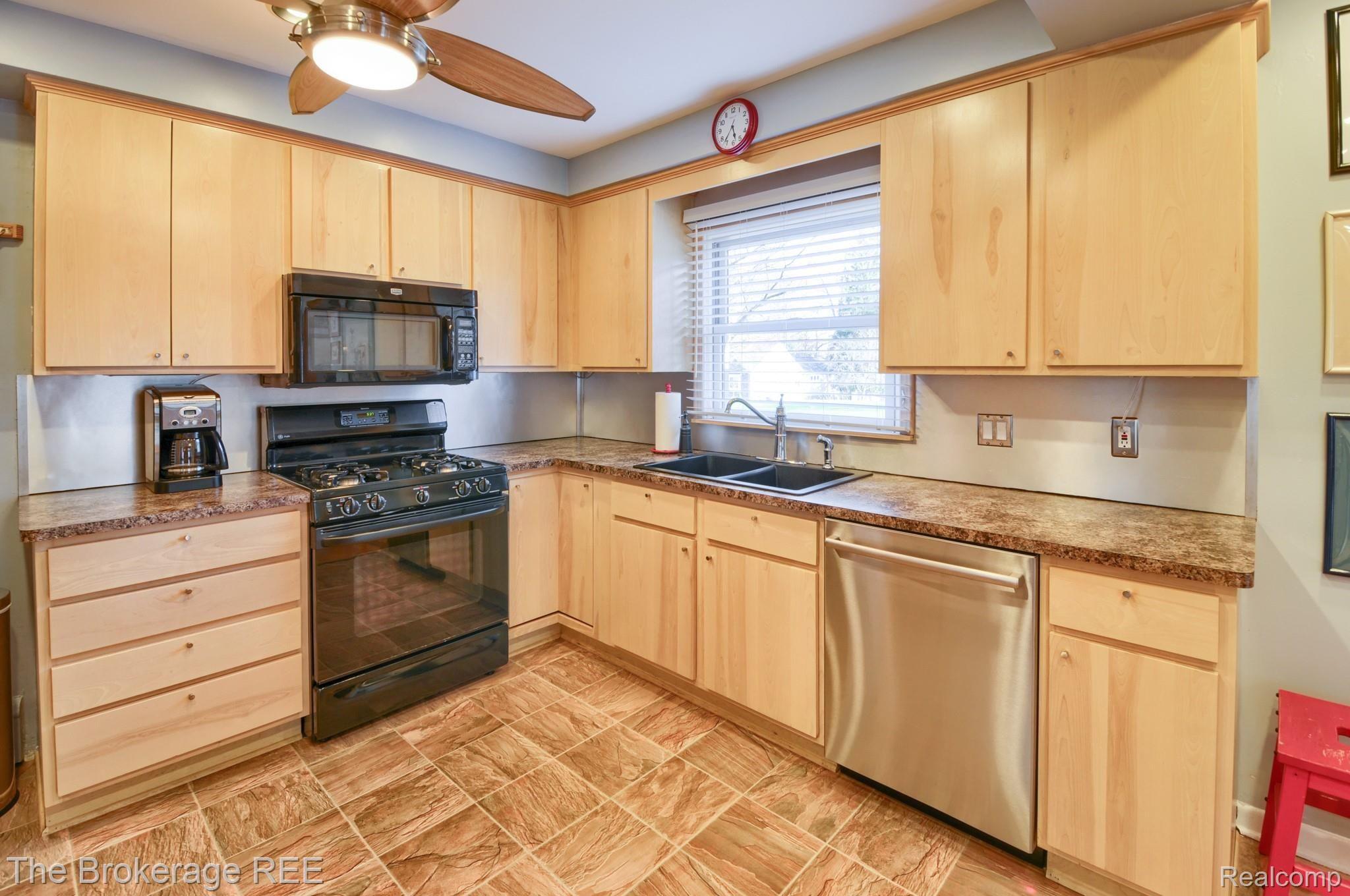 440 Hillview Street Rochester, MI 48306 - Photo 19 of 46 SD3_1247-HDR(5).jpg