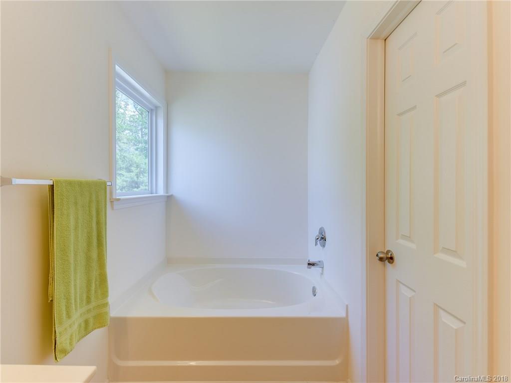 9502 Fernspray Road Charlotte, NC 28215 - Photo 14 of 20 a bathroom with a bathtub