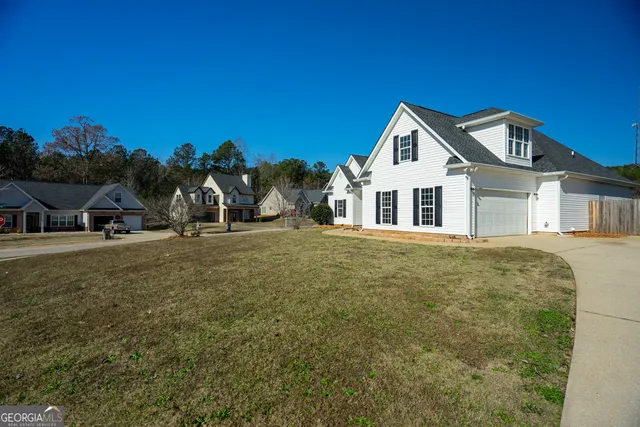 a view of a house with a outdoor space