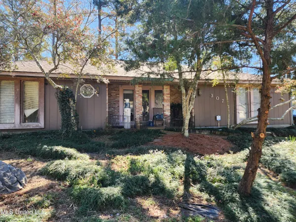 $325,000 | 307 Lakeside Drive, Brandon, MS 39047