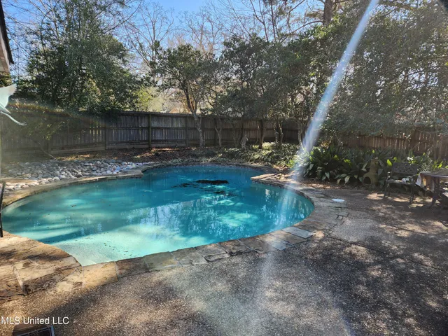 $325,000 | 307 Lakeside Drive, Brandon, MS 39047