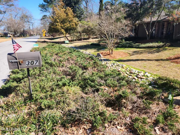 $325,000 | 307 Lakeside Drive, Brandon, MS 39047