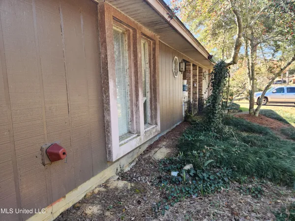 $325,000 | 307 Lakeside Drive, Brandon, MS 39047