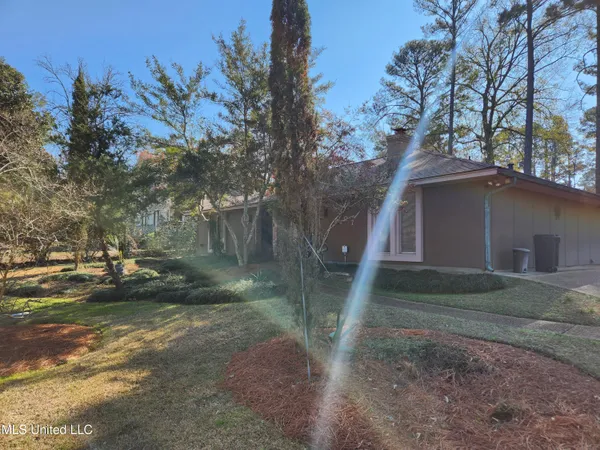 $325,000 | 307 Lakeside Drive, Brandon, MS 39047