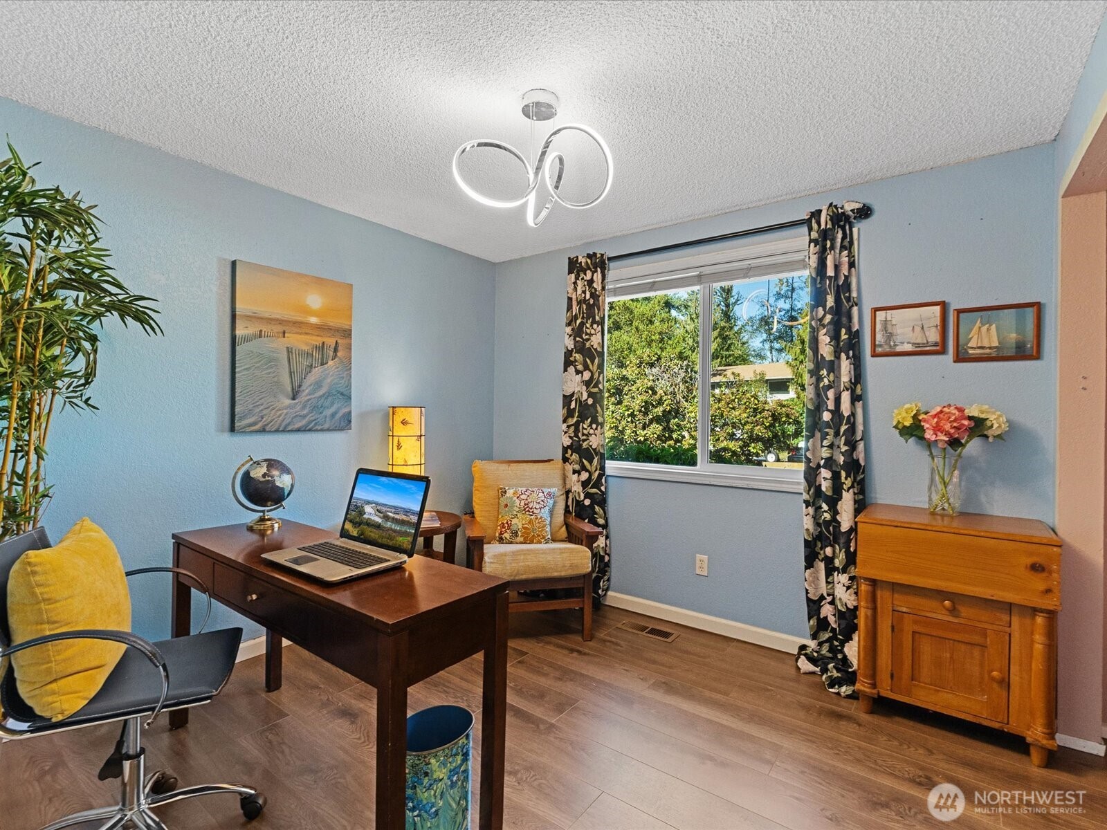 900 116th Street Southwest Everett, WA 98204 - Photo 23 of 40 a living room with furniture and a window