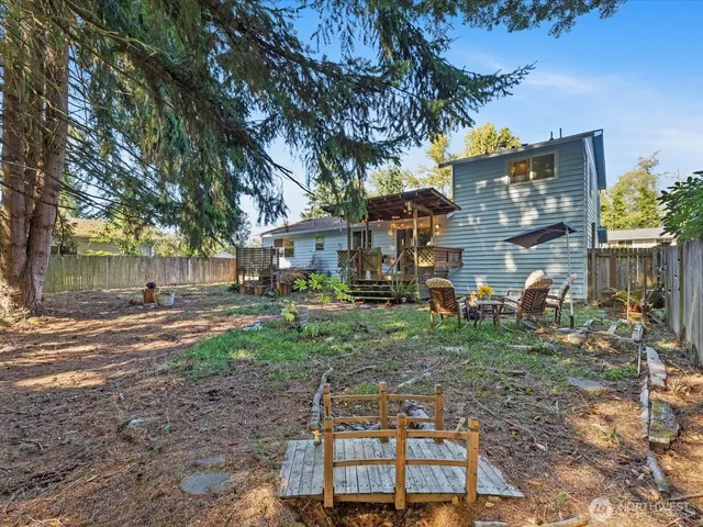 a view of a back yard