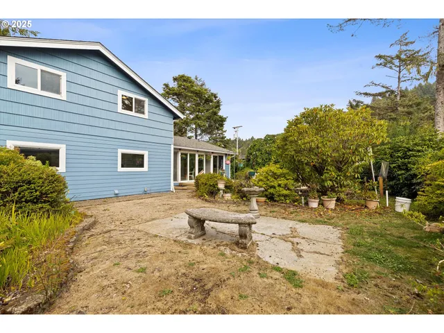 a view of outdoor space yard and porch