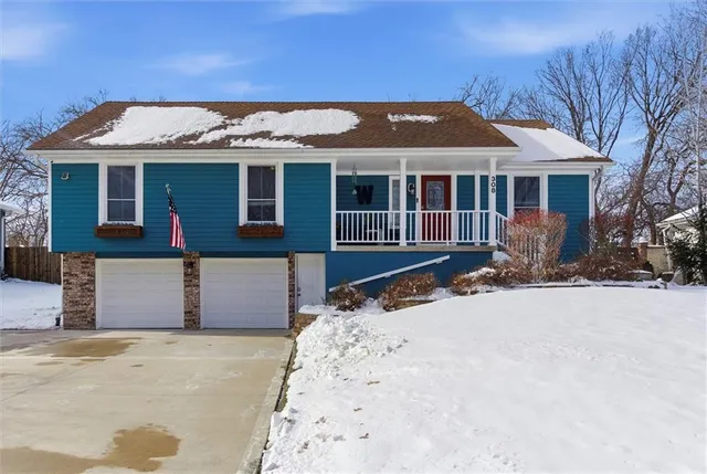 $399,999 | 308 Southeast Colony Drive, Lee's Summit, MO 64063