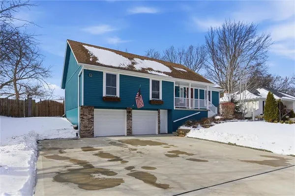 $360,000 | 308 Southeast Colony Drive, Lee's Summit, MO 64063