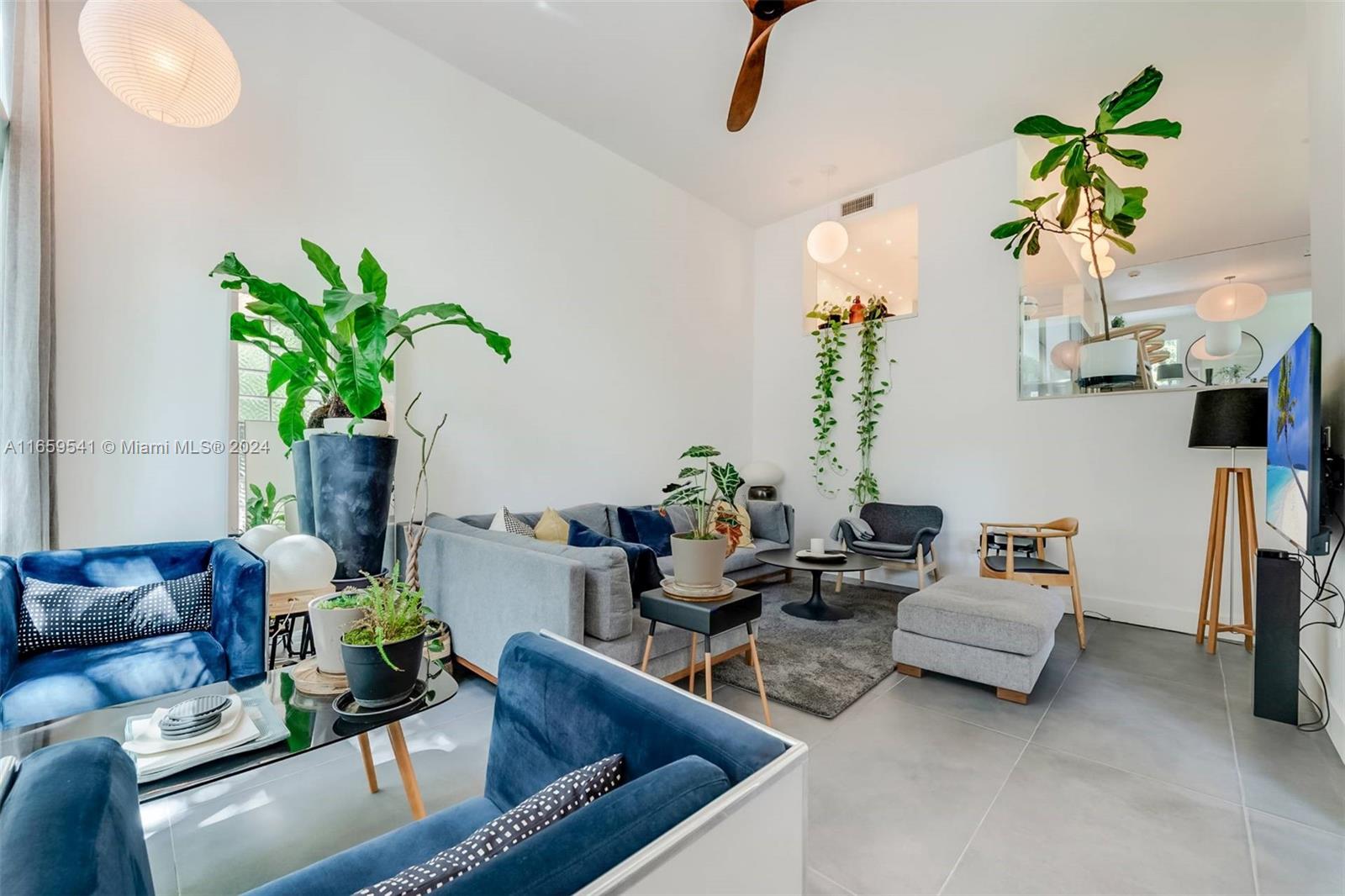 3266 Virginia Street, Unit B3 Miami, FL 33133 - Photo 4 of 24 a living room with furniture flowerpot and flower pot