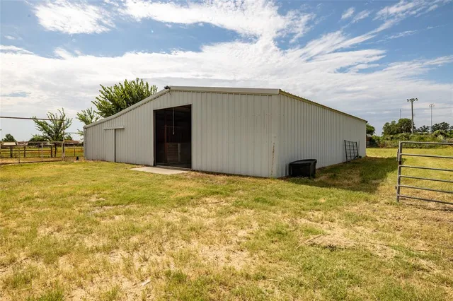 $699,999 | 207 Lazy B Lane, Springtown, TX 76082