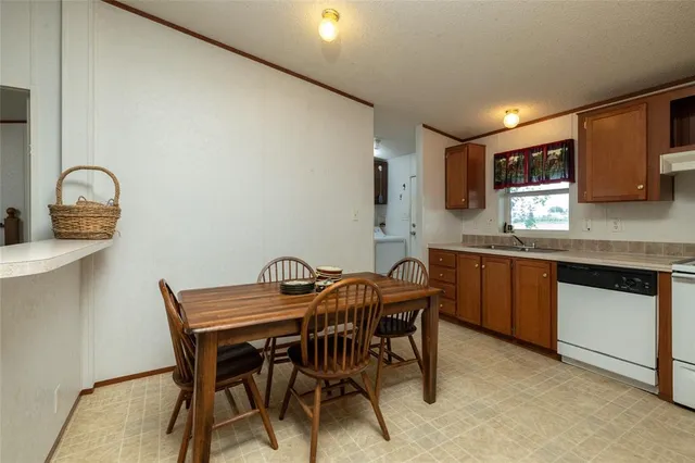 $699,999 | 207 Lazy B Lane, Springtown, TX 76082