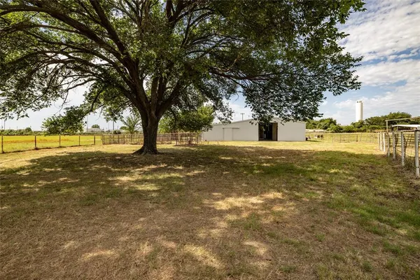 $649,999 | 207 Lazy B Lane, Springtown, TX 76082