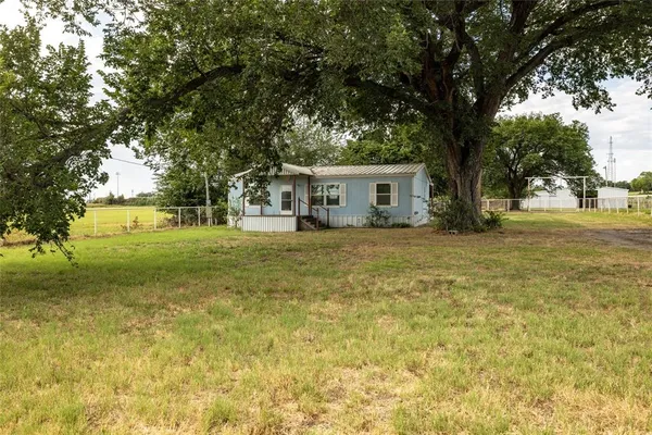 $649,999 | 207 Lazy B Lane, Springtown, TX 76082