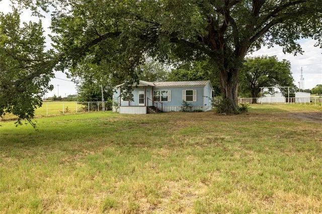 $699,999 | 207 Lazy B Lane, Springtown, TX 76082