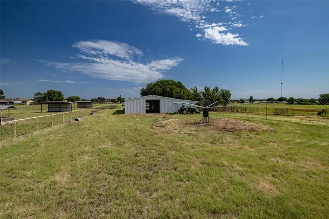 $699,999 | 207 Lazy B Lane, Springtown, TX 76082