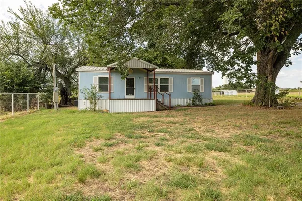 $649,999 | 207 Lazy B Lane, Springtown, TX 76082