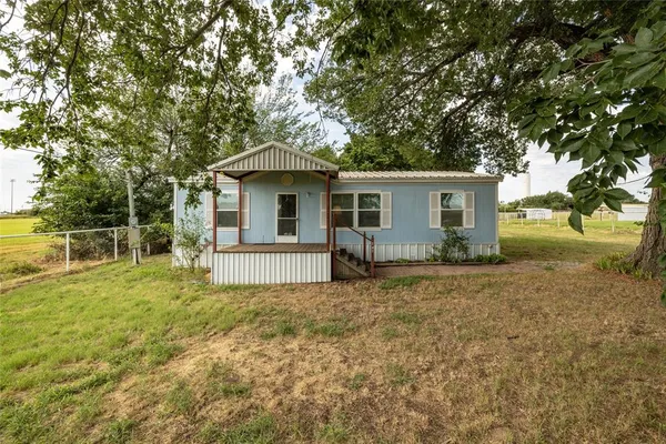 $649,999 | 207 Lazy B Lane, Springtown, TX 76082