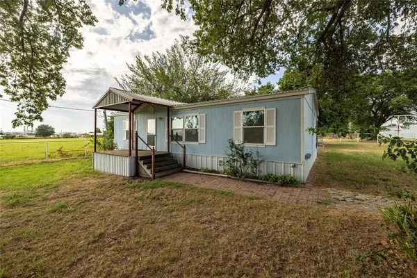 $649,999 | 207 Lazy B Lane, Springtown, TX 76082