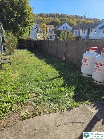 a view of a back yard