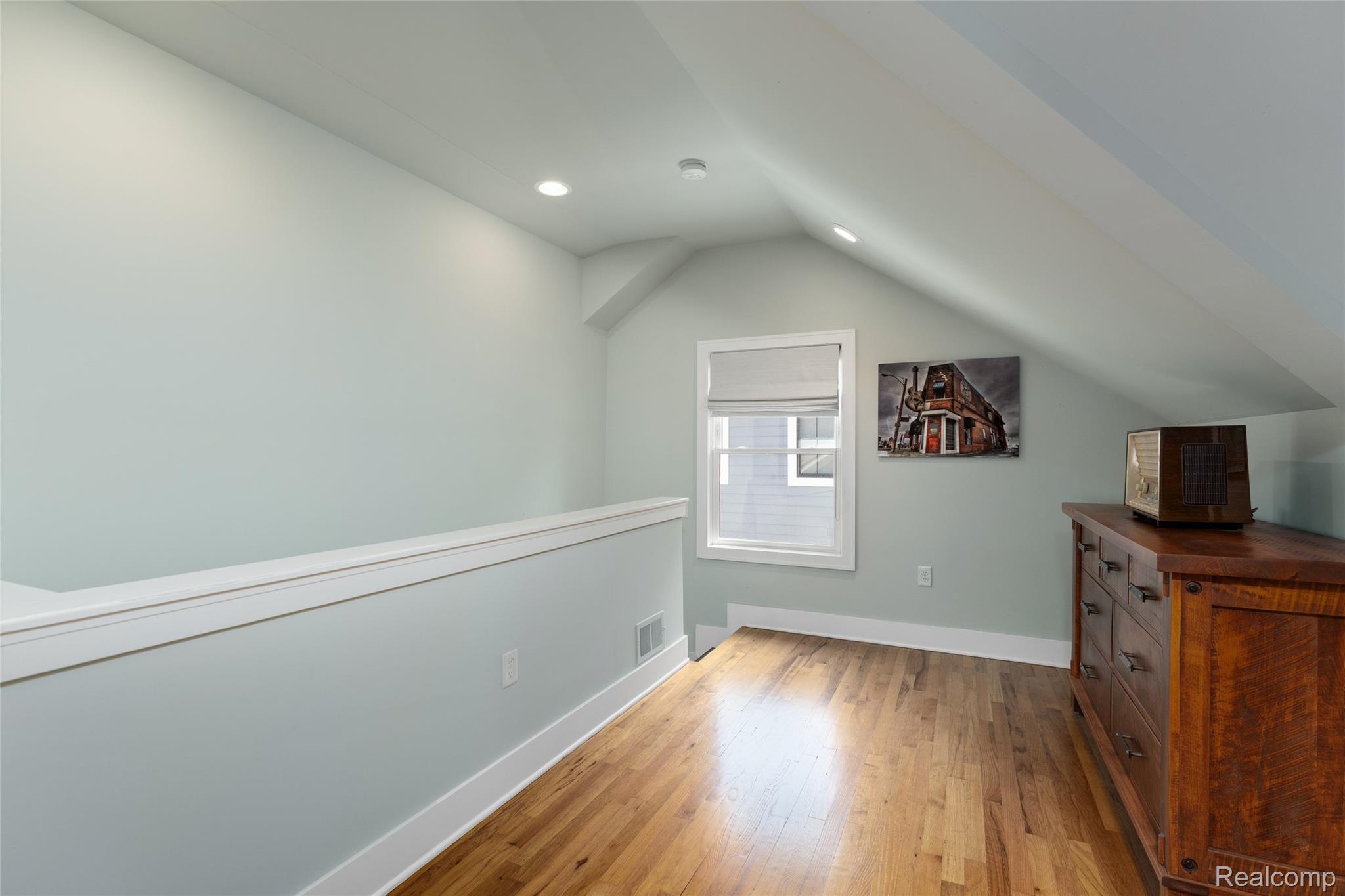 307 Linwood Avenue Rochester, MI 48307 - Photo 15 of 47 Primary suite