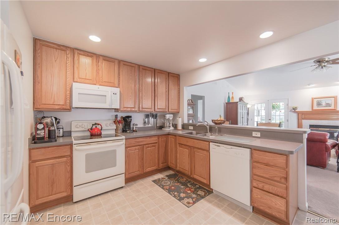 1082 Avon Manor Road Rochester, MI 48307 - Photo 10 of 40 1082 Avon Manor-10.jpg