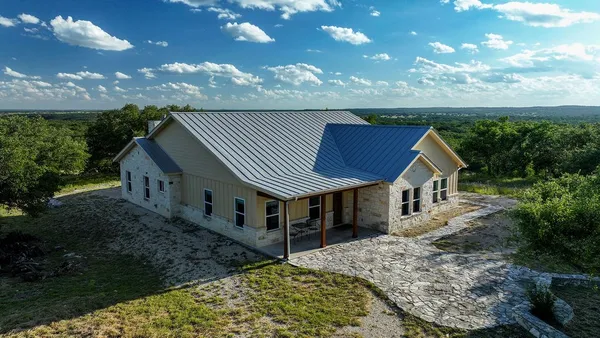 a view of a house with backyard and garden